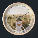 Horloge Photo de mariage chic moderne pour couple<br><div class="desc">Photo de mariage chic moderne pour couple avec grande horloge</div>