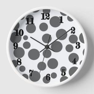 Horloge pois rouges sur un arrière - plan blanc