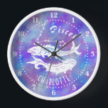 Horloge Poissons Constellation Étoiles Nom Anniversaire Ca<br><div class="desc">Cette horloge murale amusante fait le cadeau parfait pour toute personne née sous le signe zodiaque Pisces. Il comprend deux poissons vintages, plus la constellation et l'espace pour le nom de la personne d'anniversaire, le tout en blanc sur un arrière - plan étoilé violet-rose. Il vous suffit d'utiliser le modèle...</div>