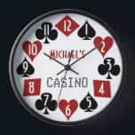 Horloge Poker Room Casino Convient Nom personnalisable Tex<br><div class="desc">Créez votre propre salle de poker sur mesure / poker club casino horloge murale en utilisant ce cool, modèle facile. Les numéros blancs de style art déco reposent sur des combinaisons de cartes en rouge et noir (pique, trèfle, coeur et diamants). Au milieu, vous pouvez facilement ajouter votre nom à...</div>