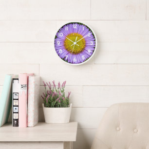Horloge Purple Fleabane Daisy avec chiffres blancs Floral