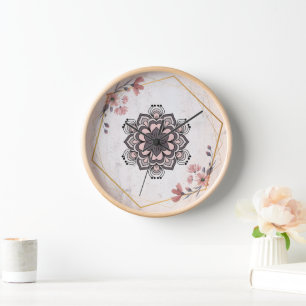Horloge Rangoli rose et gris : Art floral calme et harmoni