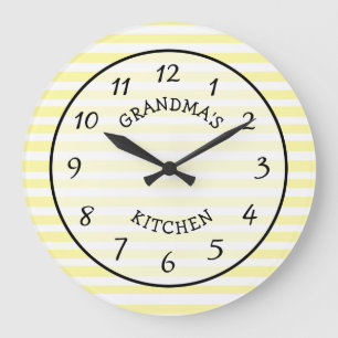 Horloge rayée jaune et blanc de la cuisine de gran