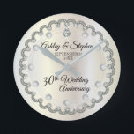 Horloge Ronde 30e Wedding Anniversary<br><div class="desc">Une élégance opulente encadre ce design du 30e anniversaire mariage dans un design diamant à échalotes unique, avec des accents de diamant et de perle en forme de larme au centre, en lieu et place de chiffres et de scintillement ajoutés sur un dégradé doré blanc. Veuillez noter que tous les...</div>