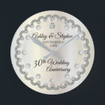 Horloge Ronde 30e Wedding Anniversary<br><div class="desc">Une élégance opulente encadre ce design du 30e anniversaire mariage dans un design diamant à échalotes unique, avec des accents de diamant et de perle en forme de larme au centre, en lieu et place de chiffres et de scintillement ajoutés sur un dégradé doré blanc. Veuillez noter que tous les...</div>