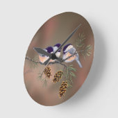 Horloge Ronde 3 CHICKADEES et CÔNES de PIN par SHARON SHARPE (Angle)