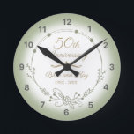 Horloge Ronde 50e anniversaire de Mariage Élégant<br><div class="desc">Un magnifique design minimaliste d'anniversaire mariage avec une guirlande fleurie verte. Peut être personnalisé en ajoutant le nom du mari et de la femme et les années où ils ont été mariés.</div>