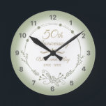 Horloge Ronde 50e anniversaire de Mariage Élégant<br><div class="desc">Un magnifique design minimaliste d'anniversaire mariage avec une guirlande fleurie verte. Peut être personnalisé en ajoutant le nom du mari et de la femme et les années où ils ont été mariés.</div>