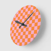 Horloge Ronde à damiers orange et rose (Angle)