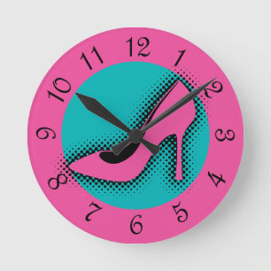 Horloge ronde à haute chaussure rose rétro