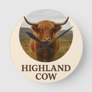 Horloge Ronde Affiche de portrait de vache des Highlands avec "V