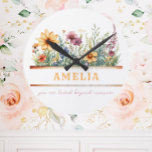 Horloge Ronde Affirmation positive Inspirationnelle Florale Pers<br><div class="desc">Une horloge sur mesure magnifiquement conçue avec une affirmation positive. Laissez ces graphiques et citations inspirer et motiver. Vous pouvez ajouter un nom à l'aide de la fonction de personnalisation.</div>