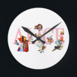 Horloge Ronde Alice à Wonderland et Friends<br><div class="desc">Alice à Wonderland and Friends,  including the Mad Hatter,  the Queen of Hearts,  the Duchess,  the Caterpillar,  the Cheshire Cat,  the White Rabbit and the Cardmen</div>