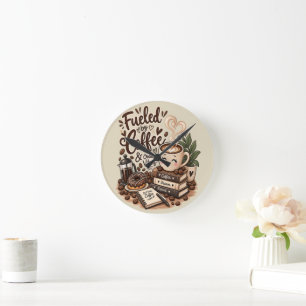 Horloge Ronde Alimenté par le café et les bonnes vibrations – Am