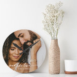 Horloge Ronde Amour Moderne sans fin cadeau photo personnalisé<br><div class="desc">Gardez des souvenirs dans l'amour intemporel et sans fin avec cette horloge murale photo à écriture moderne. Un cadeau de conservation parfait pour toutes les occasions,  y compris la période des fêtes de Noël.</div>