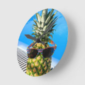 Horloge Ronde Ananas avec lunettes de soleil à la piscine (Angle)