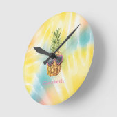 Horloge Ronde Ananas cool, aquarelle Rainbow Tie Dye (Angle)