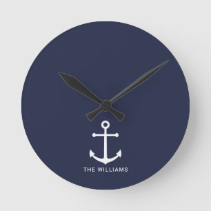 Horloge Ronde Ancre blanche marine et nom personnalisé sur bleu