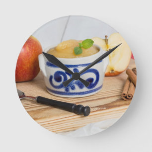 Horloge Ronde Applesauce with cinnamon in stoneware bowl