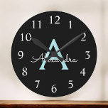 Horloge Ronde Aqua Teal Blue Script Girly Monogram<br><div class="desc">Aqua Teal Blue et Gold Simple Script Monogram Clock. This makes the perfect sweet 16 birthday,  wedding,  bridal shower,  anniversary,  baby shower or bachelorette party gift for someone that loves glam luxury and chic styles.</div>