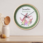 Horloge Ronde Aquarelle Floral Teapot Nom personnalisé Cuisine<br><div class="desc">Horloge rustique de cuisine pour personnaliser. L'illustration élégante de la théière et des fleurs d'aquarelle ajoute un aspect champêtre.</div>