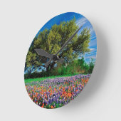 Horloge Ronde Arbres Live Oak parmi des Bluebonnets de Texas (Angle)