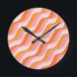 Horloge Ronde Arc en arc-en-ciel rose orange Abstrait soleil rét<br><div class="desc">Lignes rétro Abstraites - Arc-en-ciel Abstrait en beige, rose et orange.</div>