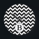 Horloge Ronde Architecture de Custom monogrammed Large Black Che<br><div class="desc">Ce produit présente un design classique en zig-zag en chevron noir et blanc avec une initiale monogramme personnalisée. Vous pouvez customiser l'original ou ajouter votre propre texte sur la page de commande de produit.</div>