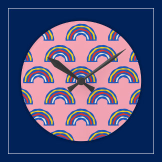 Horloge Ronde Arcs-en-ciel de couleurs primaires rétro amusants 