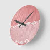 Horloge Ronde Arrière - plan rose et blanc avec la dentelle (Angle)