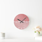 Horloge Ronde Arrière - plan rose et blanc avec la dentelle (Maison)