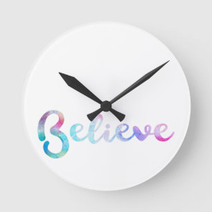 Horloge Ronde Art de typographie aquarelle 'Croire'