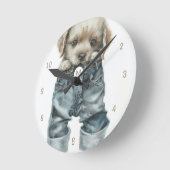 Horloge Ronde Art monogramme de chiot mignon en jeans (Angle)