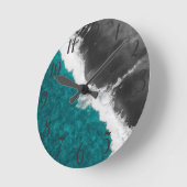 Horloge Ronde Artsy moderne Turquoise Bleu noir Plage Waves (Angle)