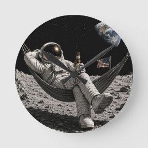 Horloge Ronde Astronaute se détendant avec de la bière sur la Lu