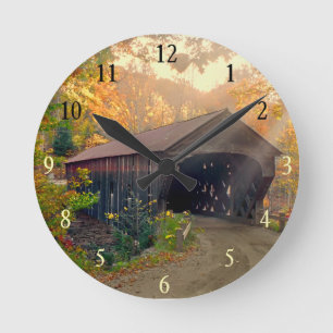 Horloge Ronde Automne dans le Vermont Couvert Bridge Wall Clock