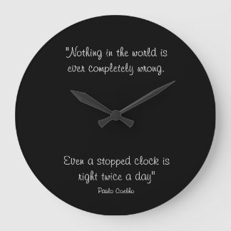 Horloge ronde avec la citation de Paulo Coelho