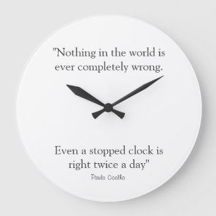 Horloge ronde avec la citation de Paulo Coelho
