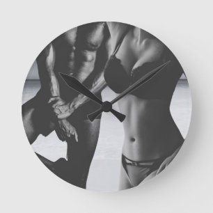 Horloge Ronde Back to Back: Strength and Elegance by the Sea