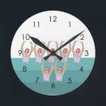 Horloge Ronde Baigneurs artistiques | Synchro nage Design Art<br><div class="desc">Illustration moderne cool des nageuses artistiques synchronisées dans un bassin. Les nageurs artistiques offrent un design cadeau dans des couleurs pastel. Cinq femmes nageuses en piscine. cadeau d'équipe de natation cool. cadeaux d'équipe de natation synchronisée, cadeau d'entraîneur d'équipe de natation synchronisée. Les nageuses artistiques les filles équipe cadeaux idées. Décor...</div>