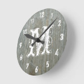 Horloge Ronde Barn Wood Inspecred Monogram Clock (Angle)