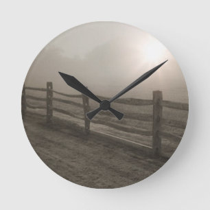 Horloge Ronde Barrière et rayon de soleil par le brouillard près