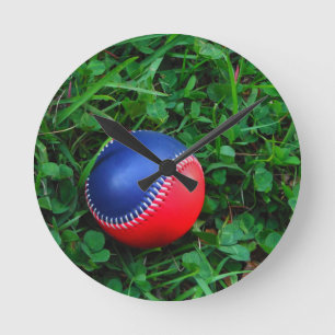 Horloge Ronde Baseball Rouge et Bleu avec Stitch Blanc