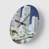 Horloge Ronde Bâtiments le long de la rivière Riverwalk de Miami (Angle)