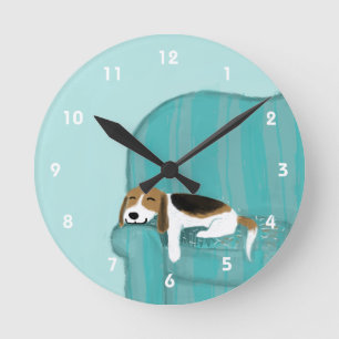 Horloge Ronde Beagle heureux de divan - conception mignonne de
