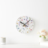 Horloge Ronde Bébé dans le jardin de fleurs sauvages en fleurs (Maison)