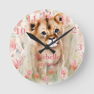 Horloge Ronde Bébé mignon Lion Pastel Aquarelle Fleurs de printe
