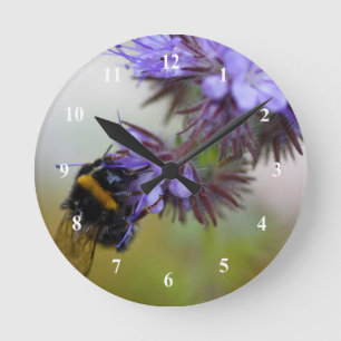 Horloge Ronde Bee on Blue Tansy Acrylic Wall Clock