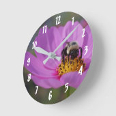 Horloge Ronde Bee On Pink Cosmos Flower Up Close (Angle)