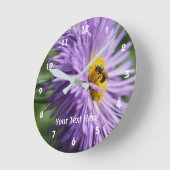 Horloge Ronde Bee on Purple Daisy Flower (Angle)
